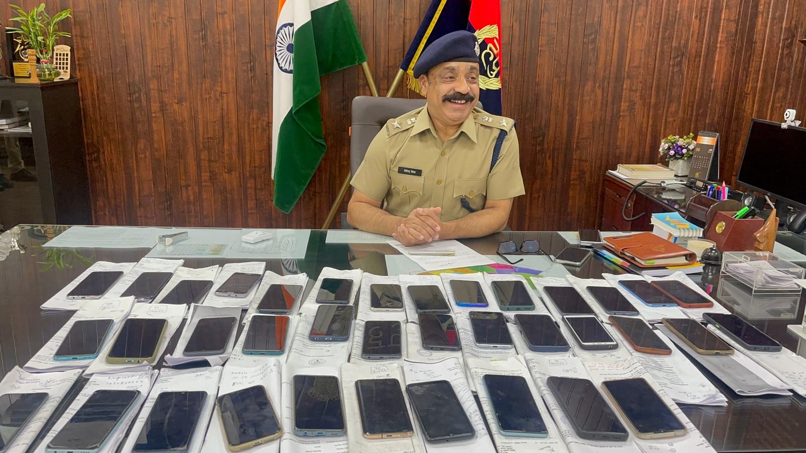 14 लाख रुपये के गुम हुए मोबाइल फोन की तलाश कर पुलिस ने लोगों को सौंपा