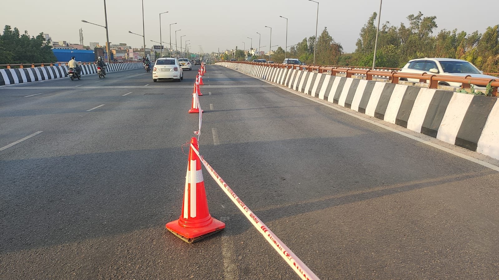Delhi Gurugram Expressway पर फ्लाईओवर का प्लास्टर गिरा, आधा फ्लाईओवर बंद