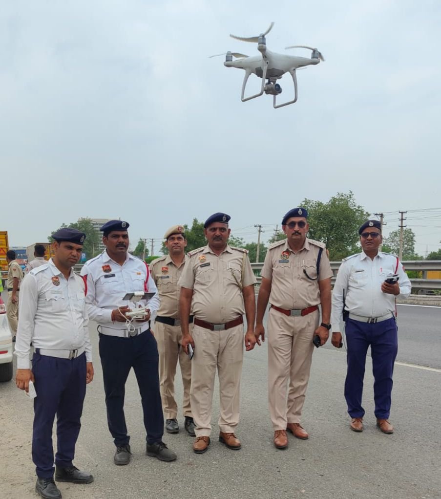 सख्ती : Delhi-jaipur Expressway पर लेन ड्राइविंग नहीं करने पर एक हजार पर की  कार्रवाई, ड्रोन से भी हुई निगरानी
