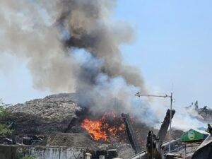 Gurugram: बंधवाड़ी लैंडफील साइट पर कूड़े में लगी आग, पांच गांव के लोगों को हुई दिक्कत