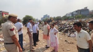 Gurugram: मेयर राजरानी मल्होत्रा ने सड़क पर उतर कर जानी समस्याएं, 48 घंटे में कूड़ा हटाने के निर्देश