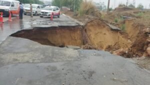 Gurugram News: गुरुग्राम में मूसलाधार बारिशसे बढ़ी आफत, SPR रोड पर सड़क धंसी , आवागमन हुआ बाधित