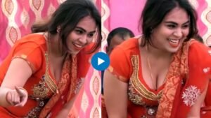 RC Upadhyay के डांस ने मचाया तहलका, टाइट कुर्ती में स्टेज पर दिखा देसी ठुमकों का जलवा