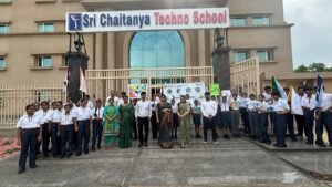 Tree Plantation – पृथ्वी को हरा भरा रखने के लिए स्कूली बच्चों ने दिया संदेश