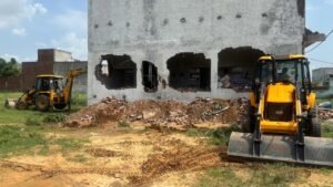 Gurugram: फरुखनगर में गरजा बुलडोजर, कई एकड़ में बनाए जा रहे मकान ध्वस्त