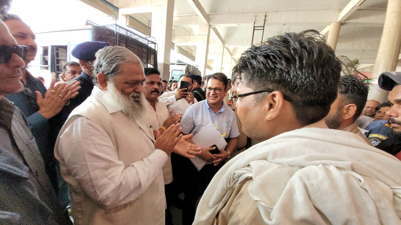 Transport Minister Vij patted the back of his staff in Haryana, know what he said