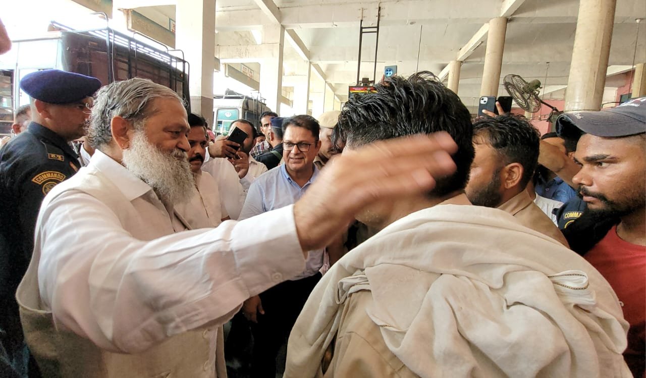 Transport Minister Vij patted the back of his staff in Haryana, know what he said