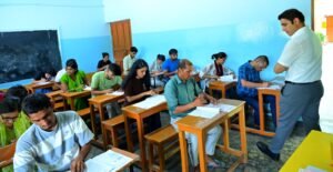 CET Exam: SDM ने अपनी गाड़ी से पहुंचाए फंसे हुए परीक्षार्थी, एक लाख 32 हजार 209 परीक्षार्थियों ने दी परीक्षा