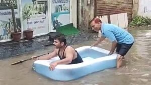 Gurugram News: गुरुग्राम में 20 मिनट की बारिश से हाल बेहाल, जलभराव में लोगों को करनी पड़ी बोटिंग