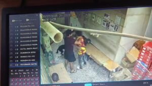 Live Video – दबंगों ने पहले गाड़ी से कीचड़ उछाला, जब विरोध किया तो डिलीवरी बॉय को बुरी तरह पीटा