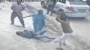 Crime News: 10 रुपए के विवाद में जानवर बन गए आरोपी, ऑटो ड्राइवर को पीट-पीटकर किया अधमरा