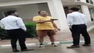 Gurugram News: सोसाइटी में सिक्योरिटी गार्ड पर तानी पिस्टल, सोशल मीडिया पर वीडियो वायरल