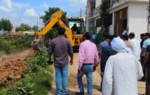 MCG Action: धूमसपुर में अतिक्रमण पर चला निगम का बुलडोजर,अवैध बाउंड्री वॉल ध्वस्त