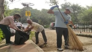 Gurugram News: स्वच्छ गुरुग्राम मिशन का आगाज, डीसी ने अधिकारियों संग उठाया झाड़ू उठाकर की सफाई