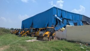 Army Of Bulldozer : जहां हुआ था पथराव वहां बुलडोज़र की फौज़ लेकर पहुंचे अधिकारी, अवैध निर्माणों को मिट्टी में मिलाया