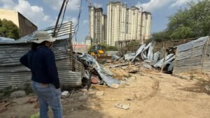 Demolition Drive : एक दिन में 350 से ज्यादा झुग्गियों पर चला बुलडोज़र, निर्माणाधीन मकान भी किए गए ध्वस्त