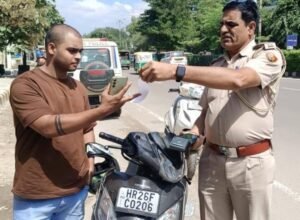 Traffic police Action : एक लाख की स्कूटी, 2 लाख के चालान, सड़क पर निकलते ही हुई ज़ब्त