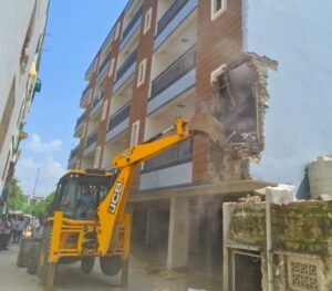 MCG Action : अनामिका एन्क्लेव में अवैध निर्माण पर नगर निगम का बड़ा एक्शन, 32 फ्लैटों की बिल्डिंग सील