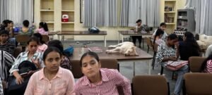 Gurugram News : महिला कॉलेज में क्लासरूम के अंदर दिखा आवारा कुत्ता, सोशल मीडिया पर हुआ वायरल