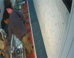 LIVE Chori : गुरुग्राम में दिनदहाड़े ज्वैलर्स की दुकान से 17 लाख के सोने के आभूषण चोरी, दो आरोपी सीसीटीवी में कैद