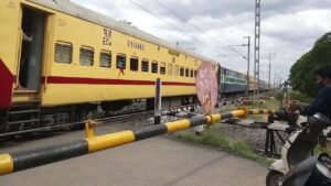 Train के दरवाज़े पर बात करने वाले हो जाएं सावधान! यात्री का मोबाइल छीना