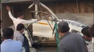 Gurugram में बेकाबू ट्रॉला कैब पर पलटा, एक की मौत, दो घायल