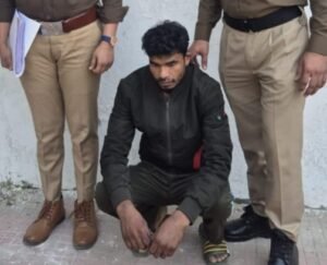 Gurugram Society के बाहर खूनी हमला: पत्नी पर चाकू से वार करने वाला पति काबू